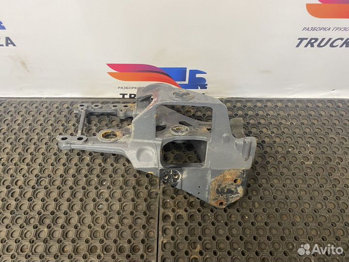 Кронштейн передней рессоры правый Daf XF106