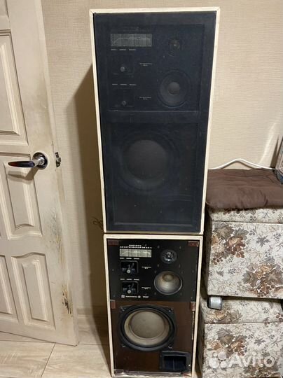 Колонки и радиопроигрыватель