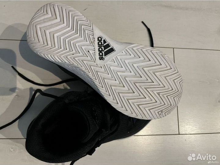 Баскетбольные кроссовки adidas