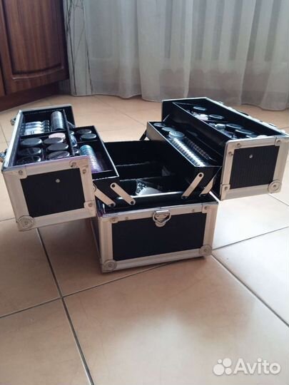 Чемодан с проф косметикой для визажистов