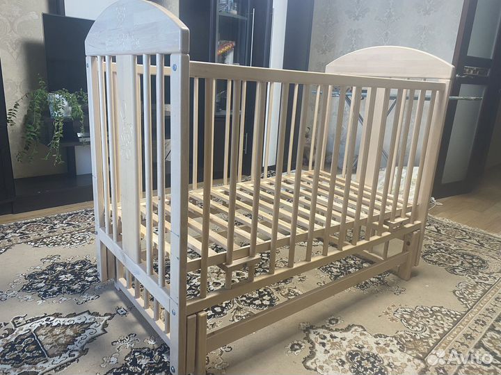 Детская кроватка с поперечным маятником