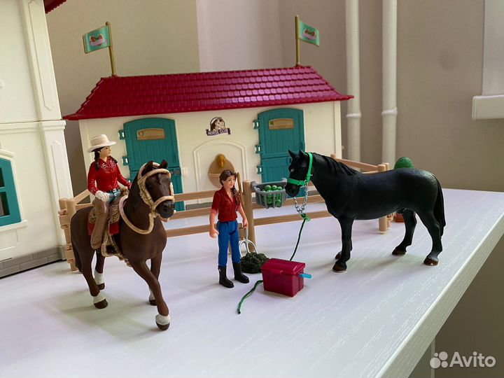 Набор Schleich Конный двор с домом и конюшней