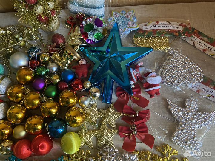 Ёлочные игрушки и мишура