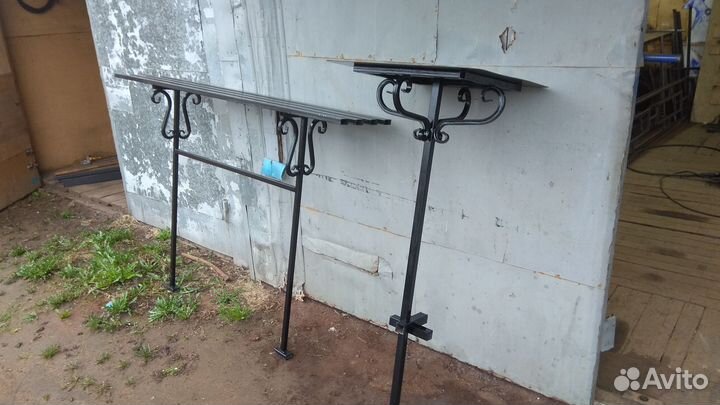 Скамейка и столик на кладбище