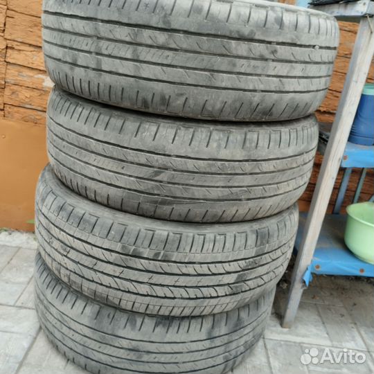 Bridgestone Dueler H/T 215/60 R17