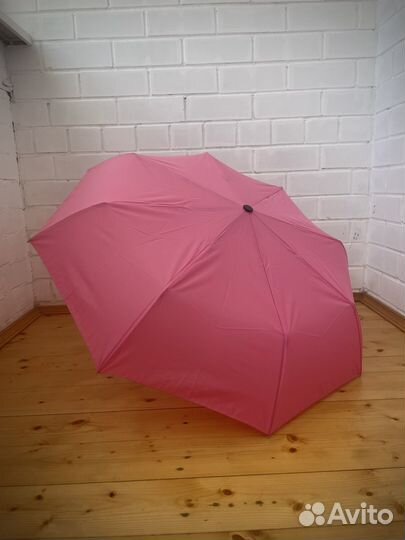 Много разных зонтов с витрины