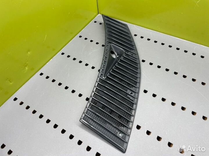 Решетка капота правая Mercedes W123 M102 E20 1983