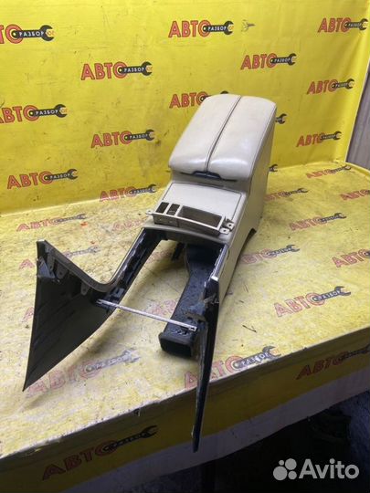 Подлокотник Nissan Fuga Y50 VQ35DE 2006