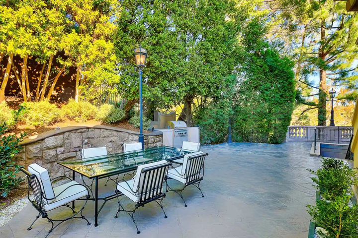 Дом 1400 м² на участке 50 сот.