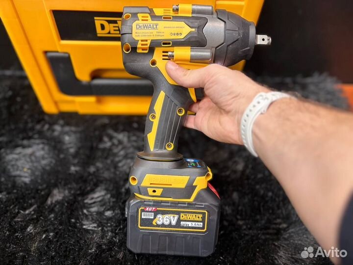 Гайковерт аккумуляторный 700нм, dewalt