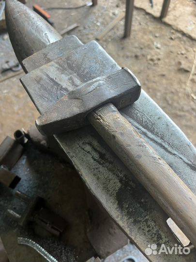 Кузнец художественной ковки