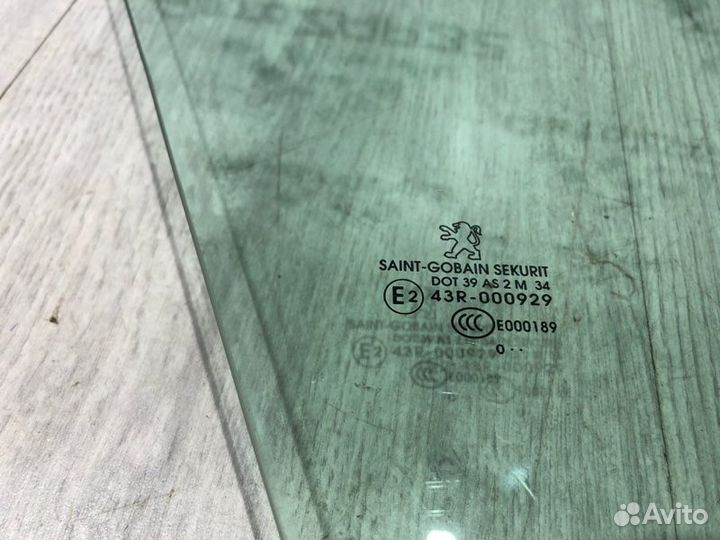 Стекло двери переднее правое Peugeot 308 EP6 2010
