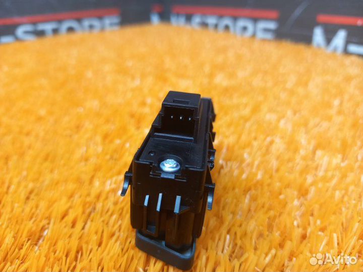 Кнопка блокировки двери передняя правая