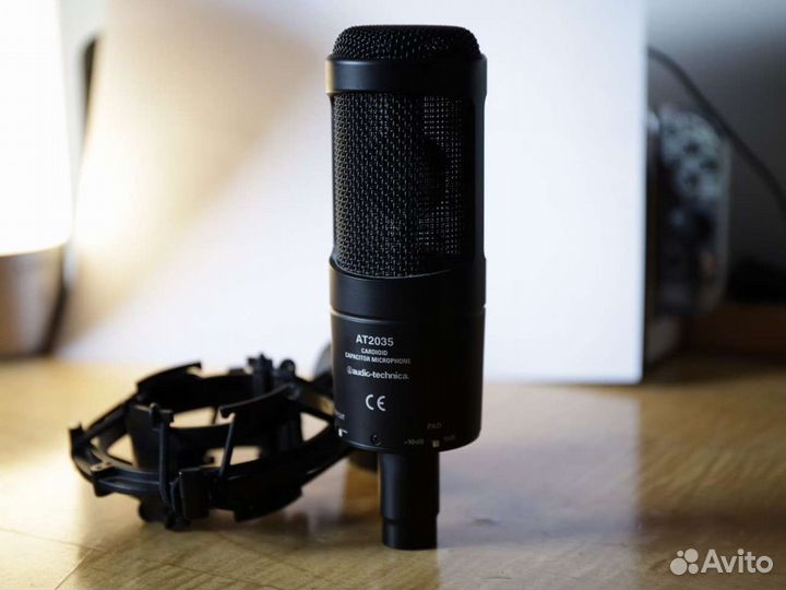 Студийный микрофон Audio-Technica AT2035