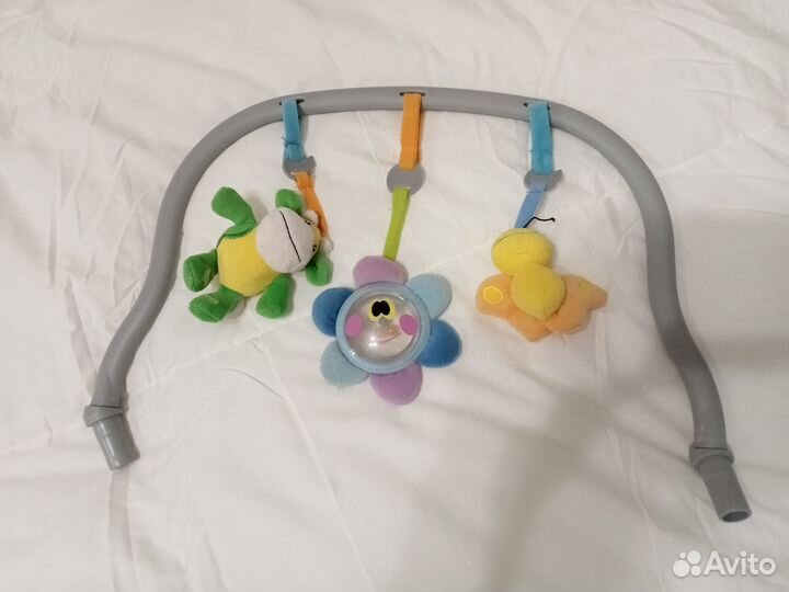 Дуга с игрушками на стульчик