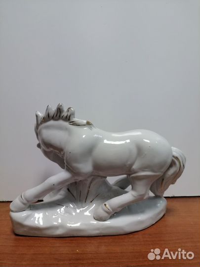 Фарфоровая статуэтка коня, времен СССР