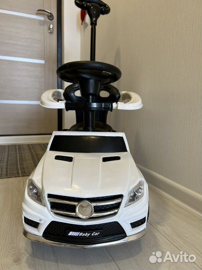 Машинка каталка с ручкой