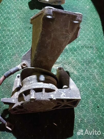 Опора двигателя правая Ауди 100 С 4