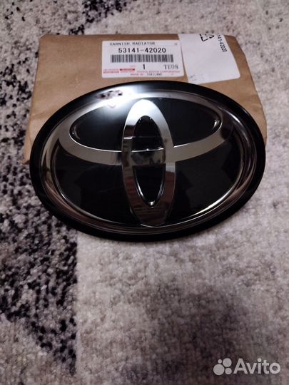 Эмблема передняя Toyota RAV4