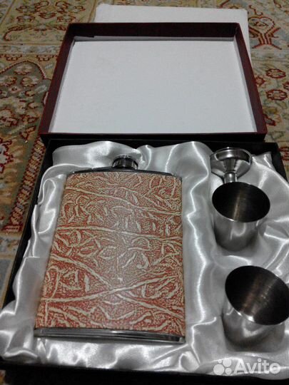 Фляжка и рюмки