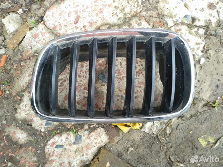Решетка левая радиатора BMW X5 e70