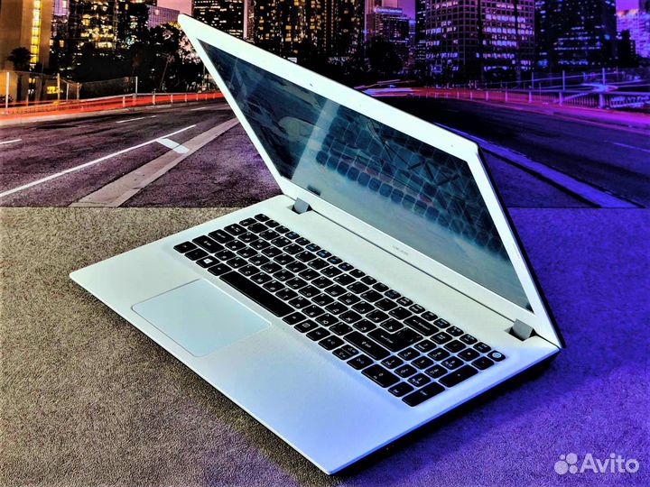Белоснежный ноутбук Acer E5-532