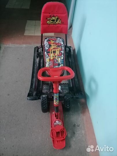 Снегокат с колесами и ручка есть назад