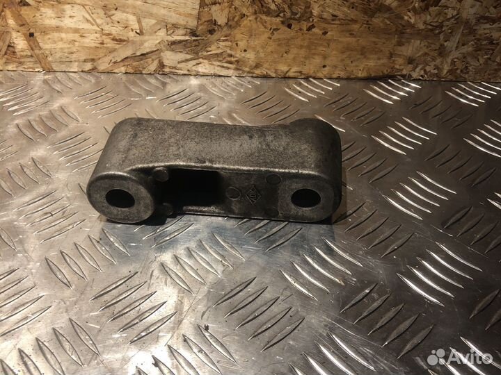 Кронштейн опоры кпп Renault Duster 1