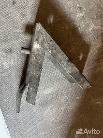 Кранштейн запаски газель