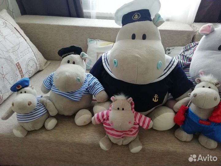 Семья бегемотов ищет новый дом