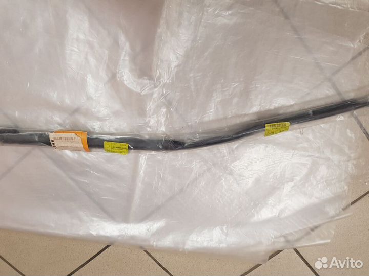 Уплотнитель стекла передней левой двери VW polo