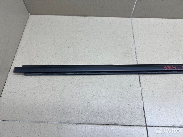 Накладка стекла переднего левого Suzuki Sx4 седан