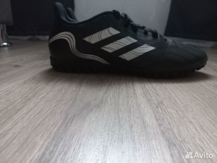 Футбольные бутсы adidas