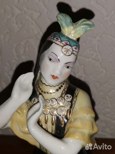 Статуэтка фарфоровая Казахский танец Вербилки