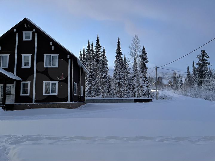 Коттедж 210 м² на участке 12 сот.