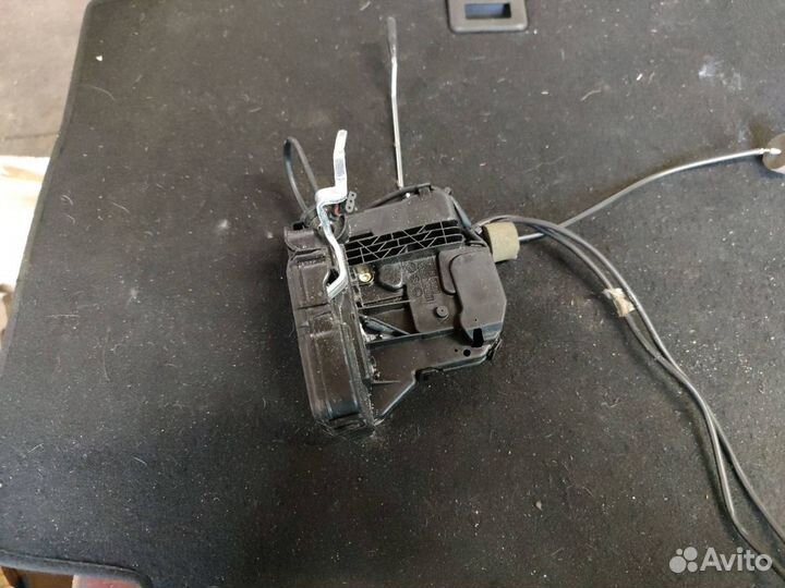 Замок двери передней правой Mercedes-Benz C219