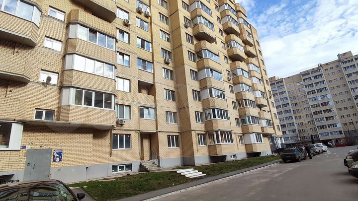 2-к. квартира, 57 м², 1/10 эт.