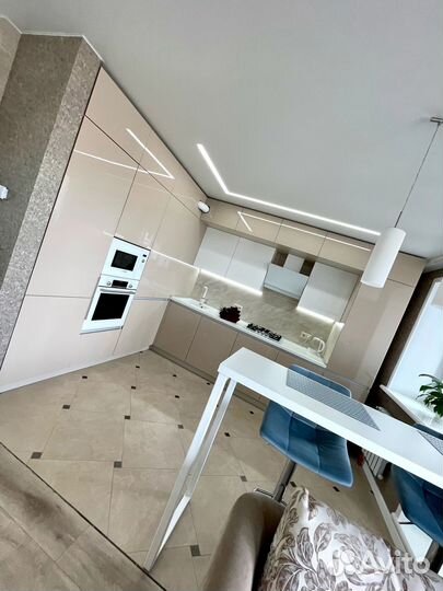 Угловая кухня на заказ. Фабрика в Омске