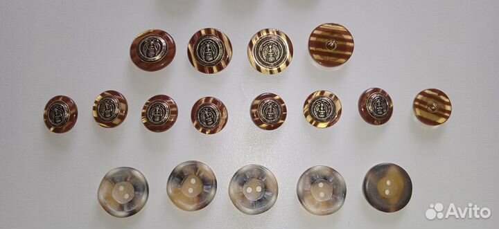 Много разных пуговиц. Цены написаны в объявлении