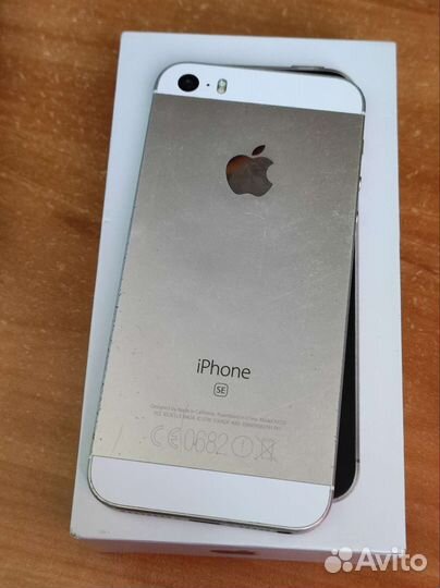 Телефон iPhone SE 32 gb