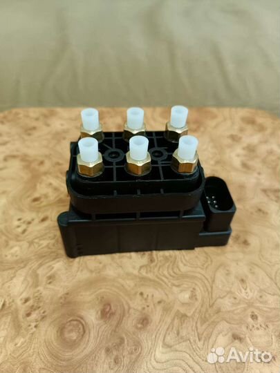 Блок клапанов пневмоподвески vw touareg Q7