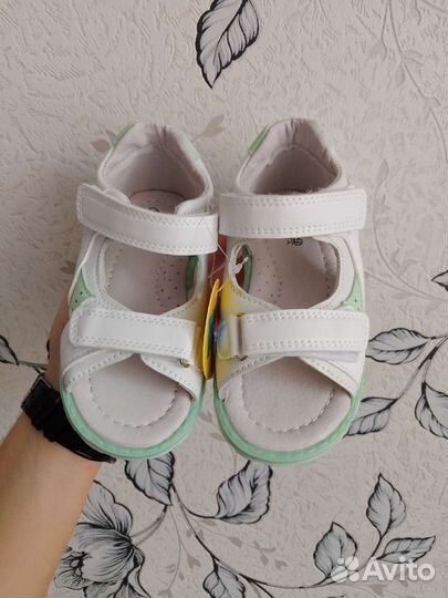 Сандали на девочку новые