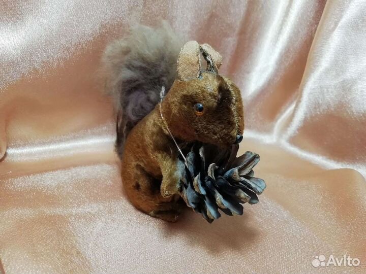 Игрушка СССР плюшевая Белка с орехом 1950г