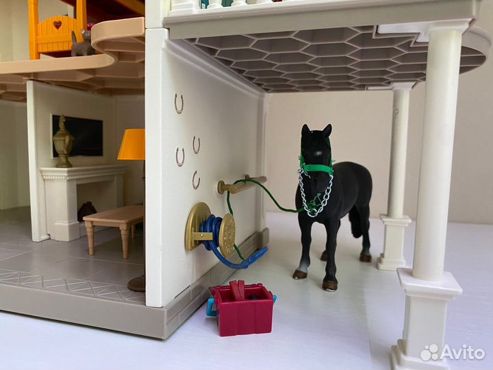 Набор Schleich Конный двор с домом и конюшней