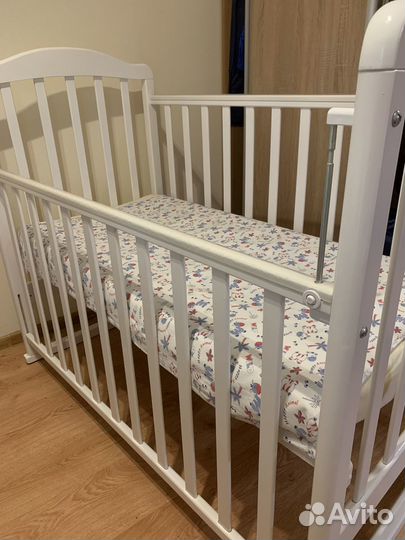 Детская кровать и пеленальный комод