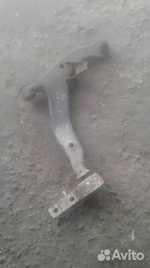 Рычаг правый Nissan Presage U31