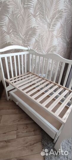 Детская кроватка с маятником и ящиком