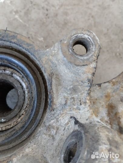 Левый кулак Nissan Primera P10