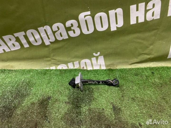 Ограничитель двери задний правый Mazda Mazda3 BK