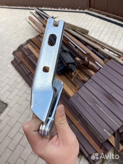 Правая петля на капот skoda yeti рестайлинг